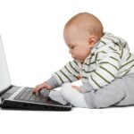 Bebê digitando no computador